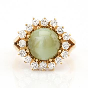 Ring in 18K gold with cabochon-cut cat's eye chrysoberyl and round brilliant-cut diamonds.