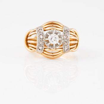 RING, med briljantslipad diamant ca 0.15 ct samt 8 rosenslipade diamanter.