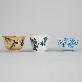 PARTI, sex delar, porslin. Qingdynastin och en senare vas med Kangxis märke.