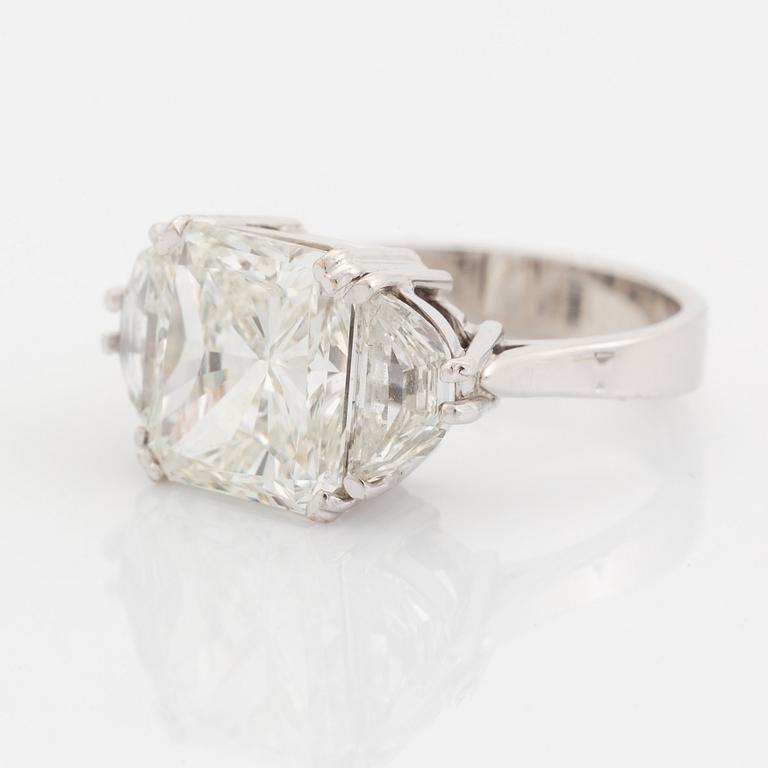 An 18K white gold ring set with a radiant-cut diamond weight 5.02 cts quality H vs2.