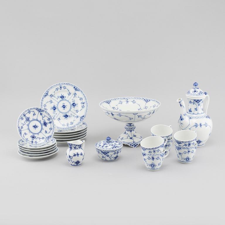 15 pieces of porcelain tableware from Royal Copenhagen, model "Musselmalet", second half of the 20th century.