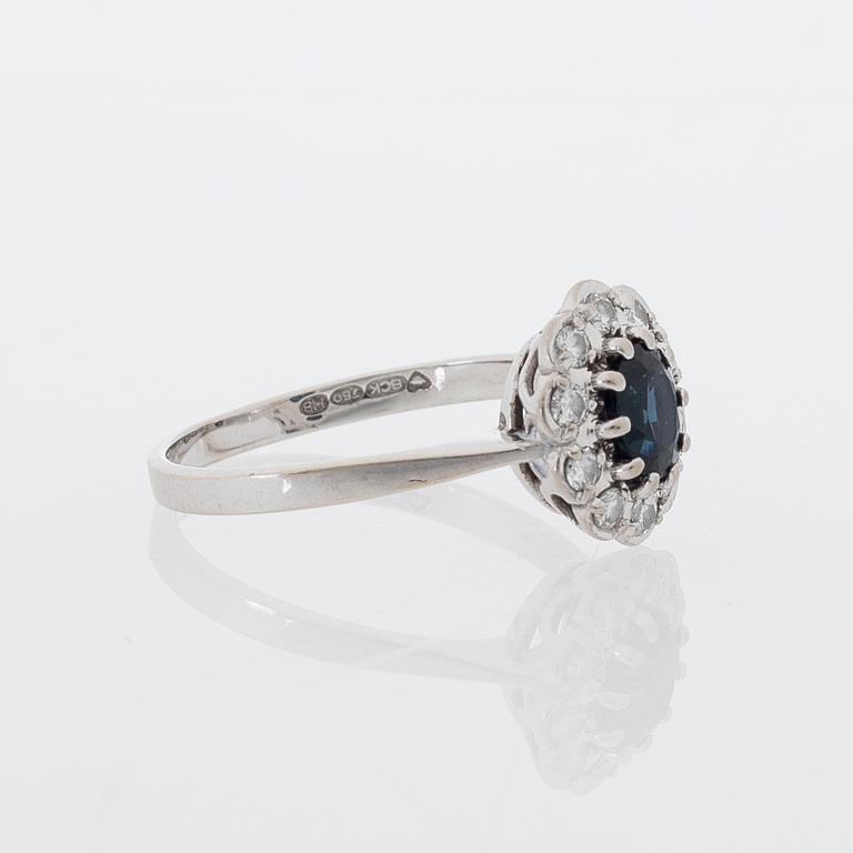 A RING, facetted sapphires, brilliant cut diamonds, 18K white gold. Bismarck-Koru, Helsinki 1985.