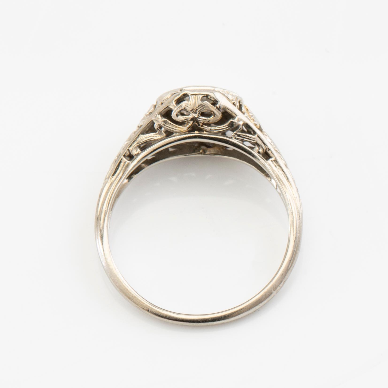 Ring 18K vitguld med en rund briljantslipad diamant.