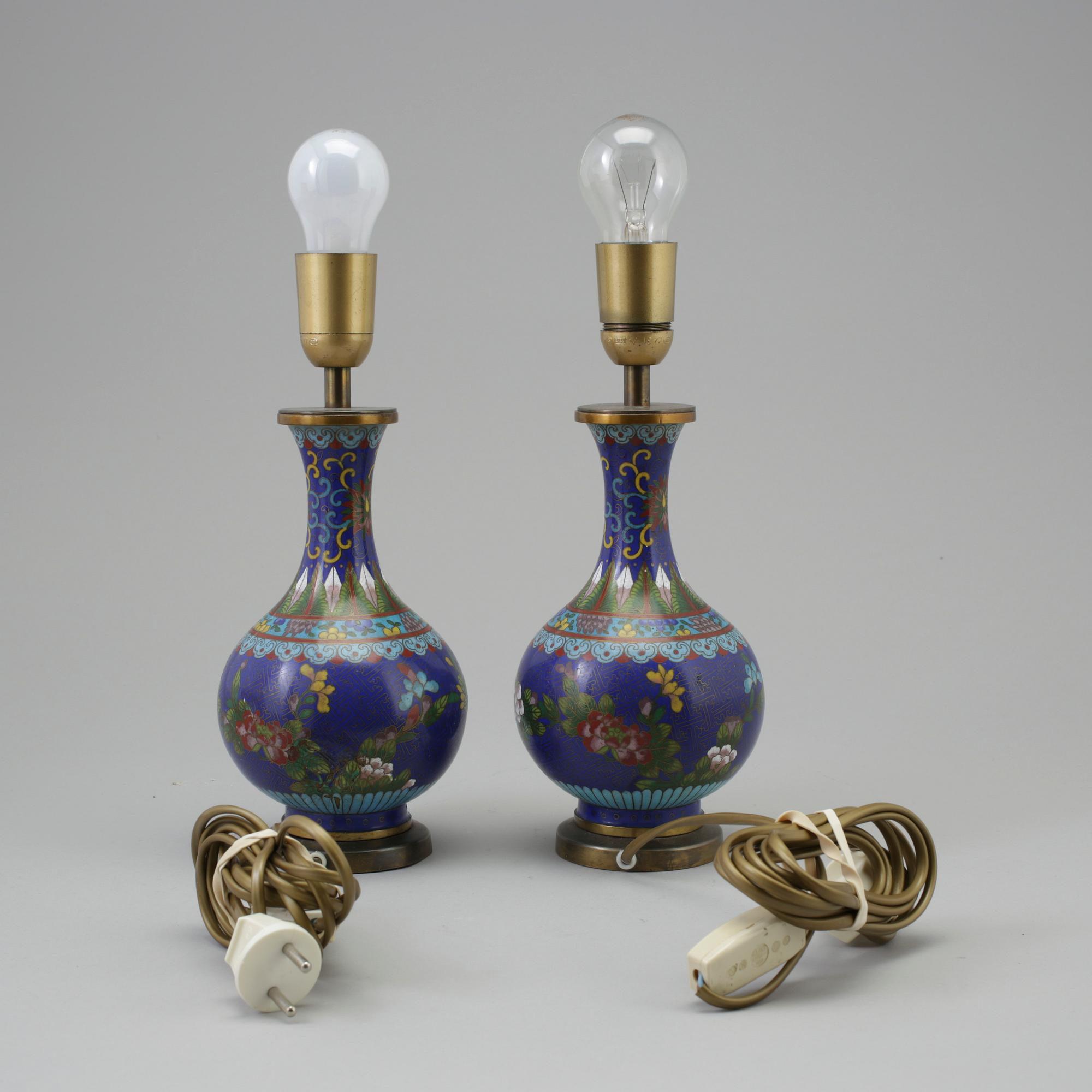 BORDSLAMPOR, två stycken, Kina, cloisonne-emalj. 1900-tal.