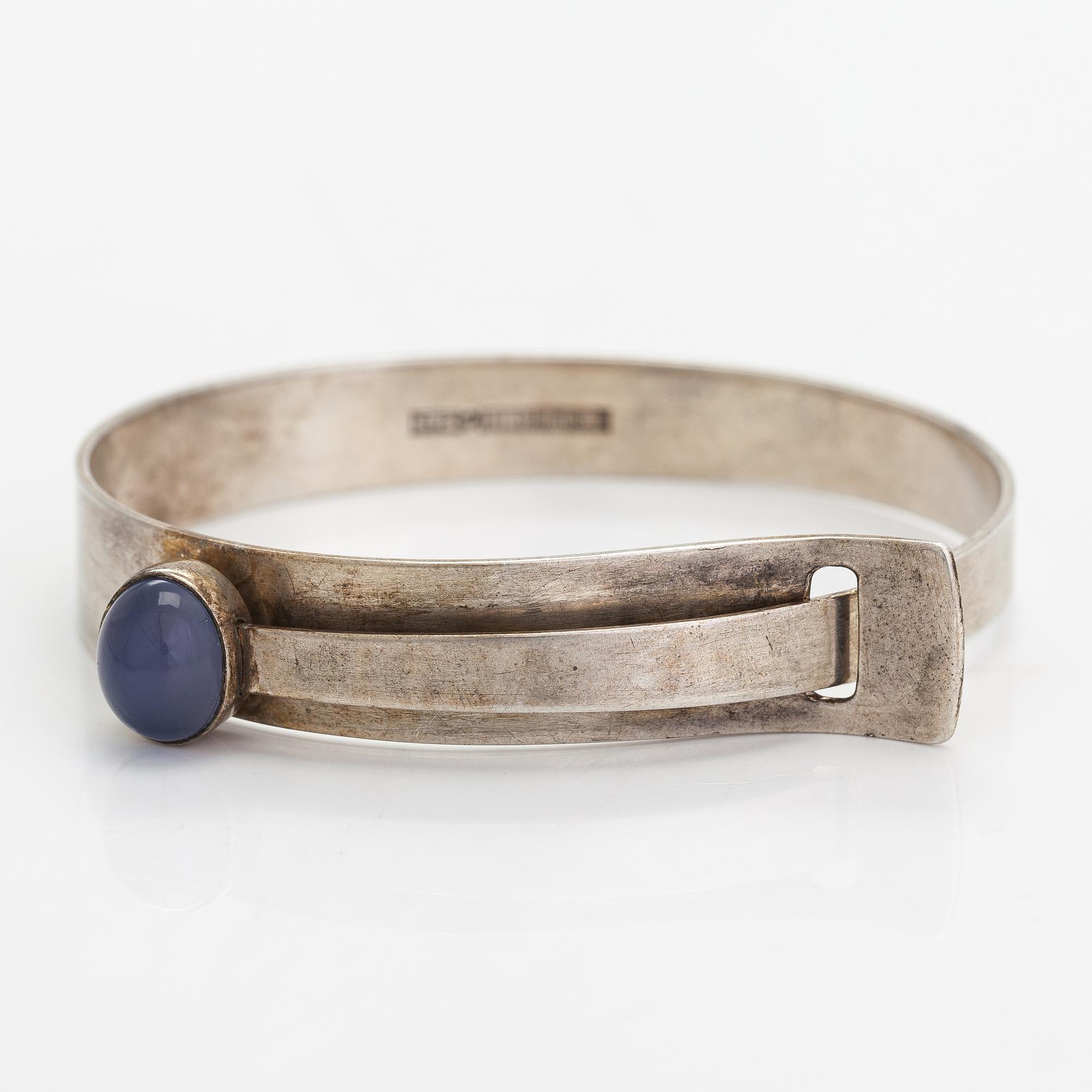 Elis Kauppi, armband, silver och kalcedon. Kupittaan Kulta 1958.
