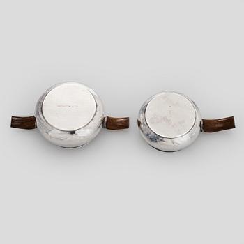 Anna-Greta Eker, Sokerikko ja kermakko, hopeaa ja mahonkia, Auran Kultaseppä oy, Turku 1963.