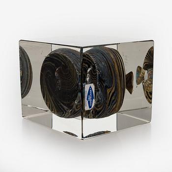 Oiva Toikka, an annual glass cube, signed Oiva Toikka Nuutajärvi 1980 and numbered 872/1000.