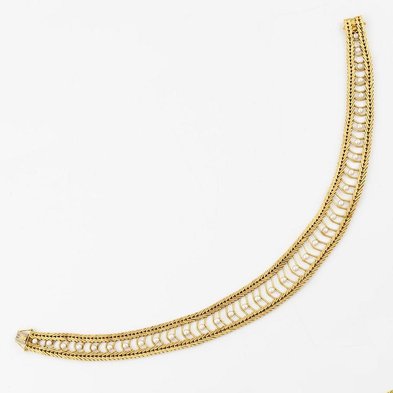 A Gübelin necklace in 18K gold set with cultured pearls.