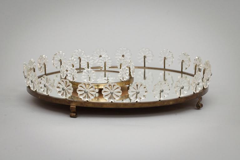 BORDSPLATEAU samt COASTER, mässing. Firma Svenskt Tenn. 1900-talets mitt.