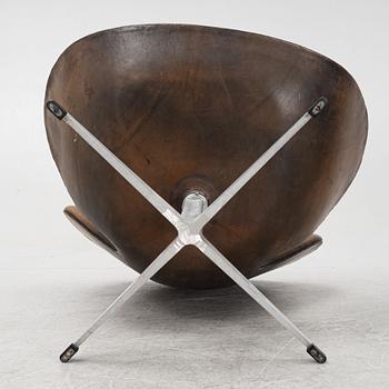 Arne Jacobsen, fåtöljer, ett par, "Svanen", Fritz Hansen, Danmark, 1963.