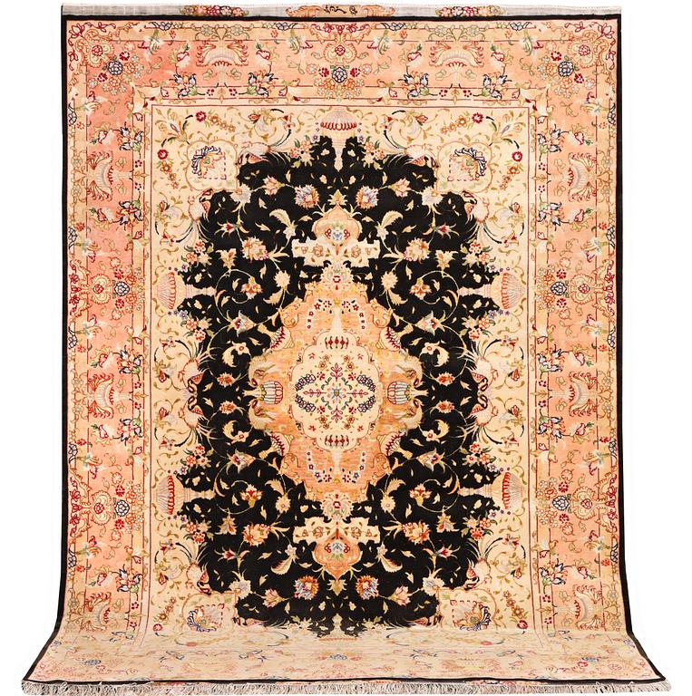 A Tabriz rug, part silk, 50 raj, a. 210 x 147 cm.