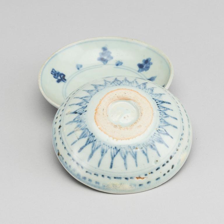 TWO CHINESE PORCELAIN PLATES MING DYNASTY (1368-1644).