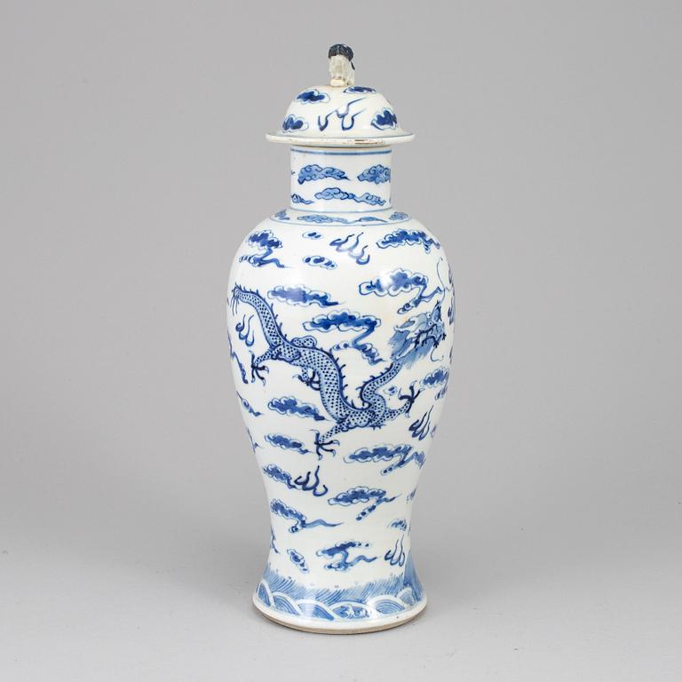 A blue and white porcelain vase with cover, Qing dynasty, late 19th century.