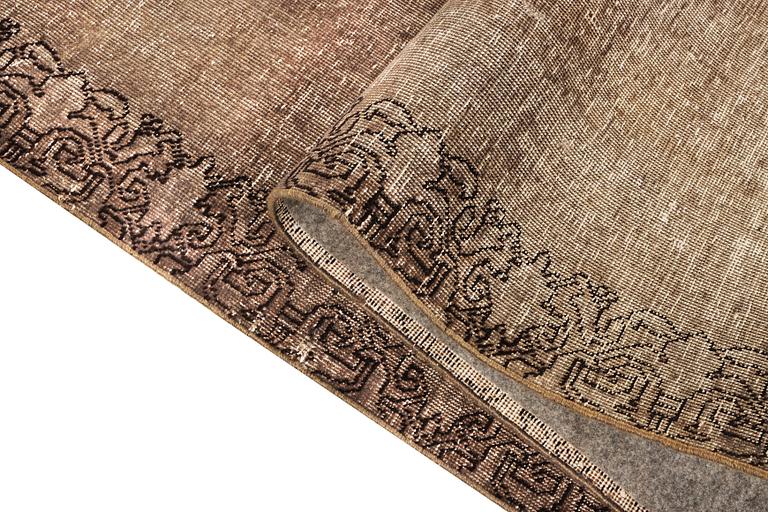 An oriental vintage design runner carpet, c. 460 x 80 cm.