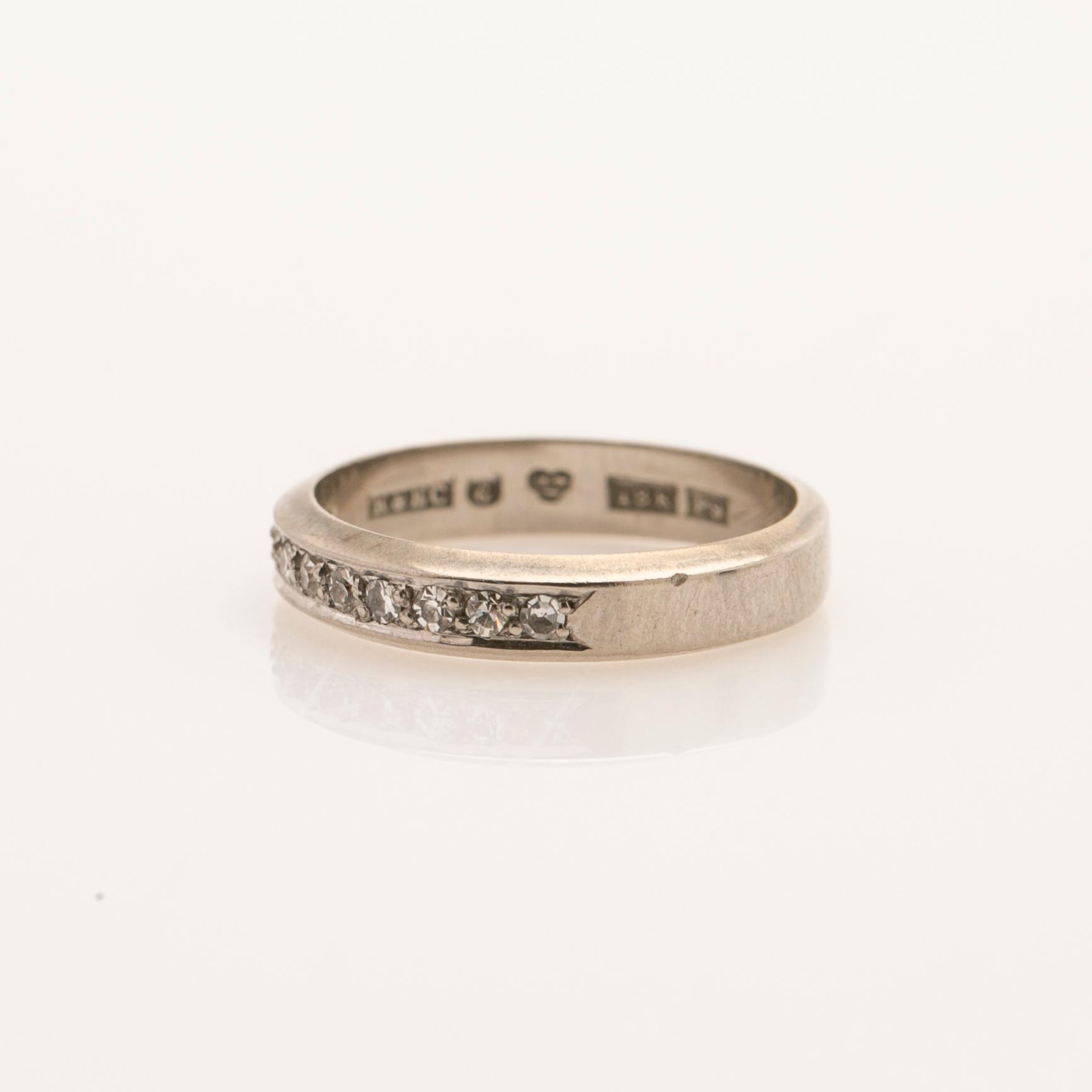 Ring, 18K vitguld med briljanter, K&EC, Göteborg 1965.