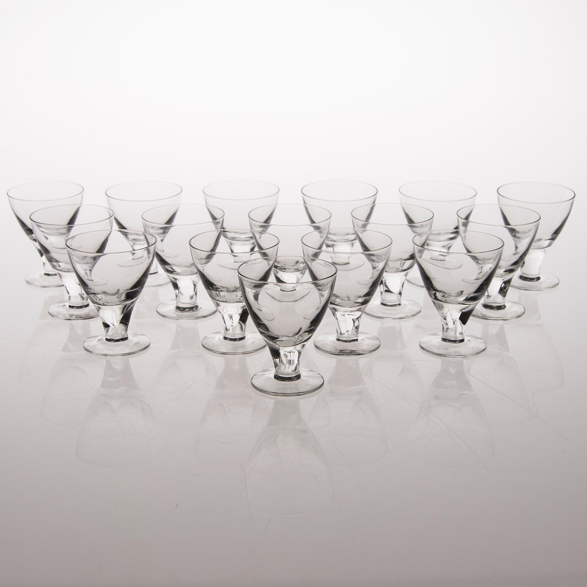 GUNNEL NYMAN, glasservis, 114 osaa, "GN 46", Nuutajärvi Notsjö. I produktion 1949-1969.