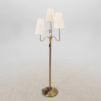 A 1940s brass floor lamp.