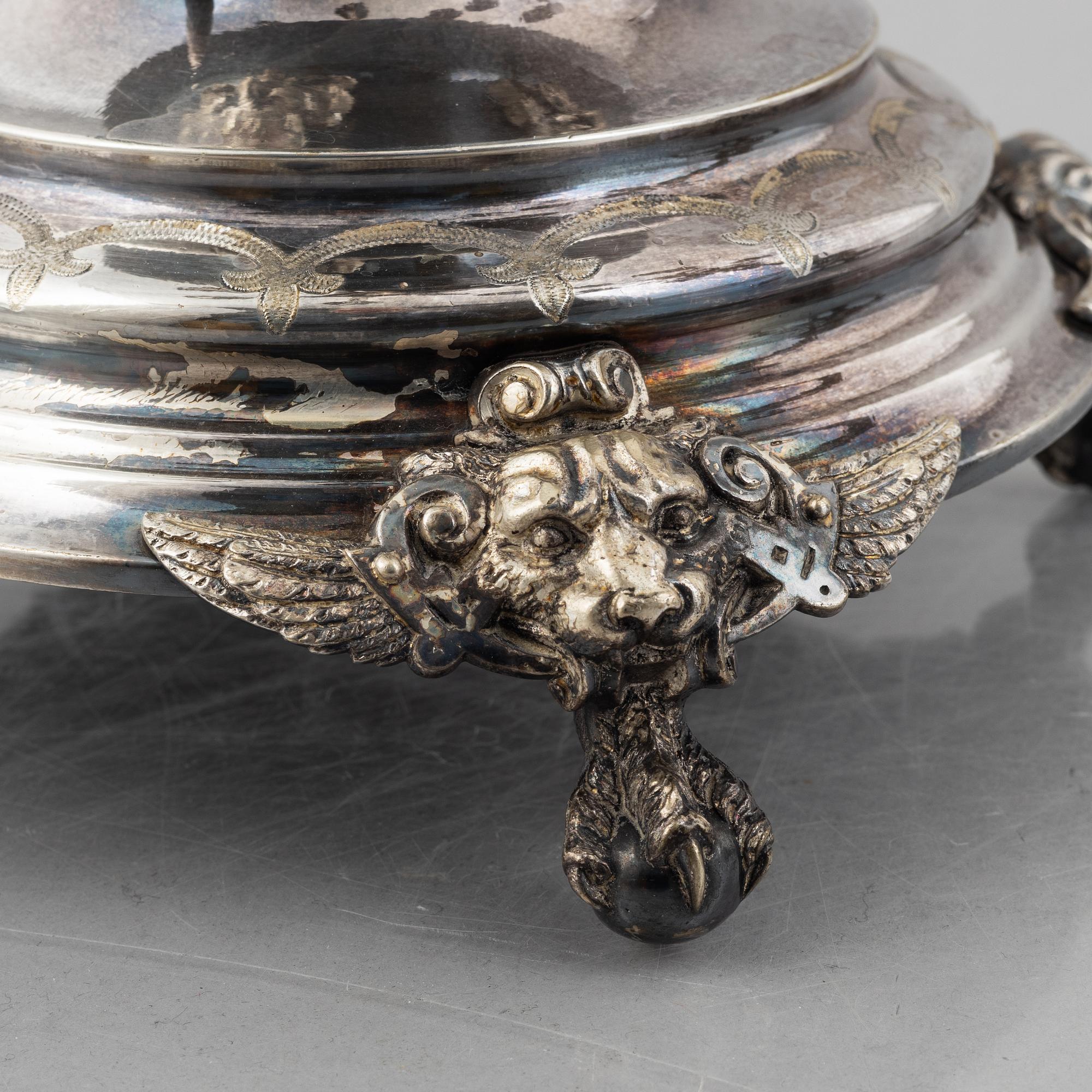 Kandelabrar, ett par, nysilver, omkring år 1900.