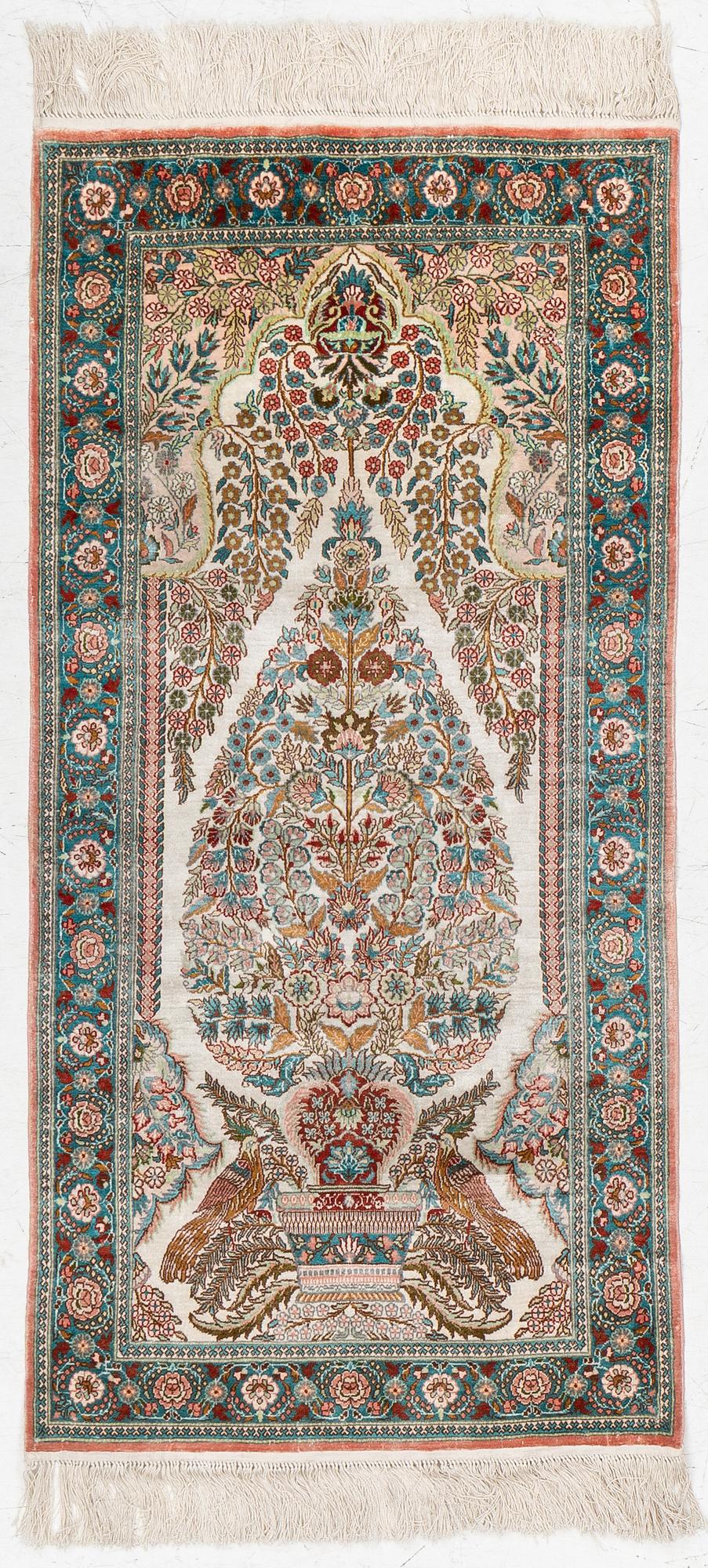 Matta, silke,  ca 125 x 61 cm.