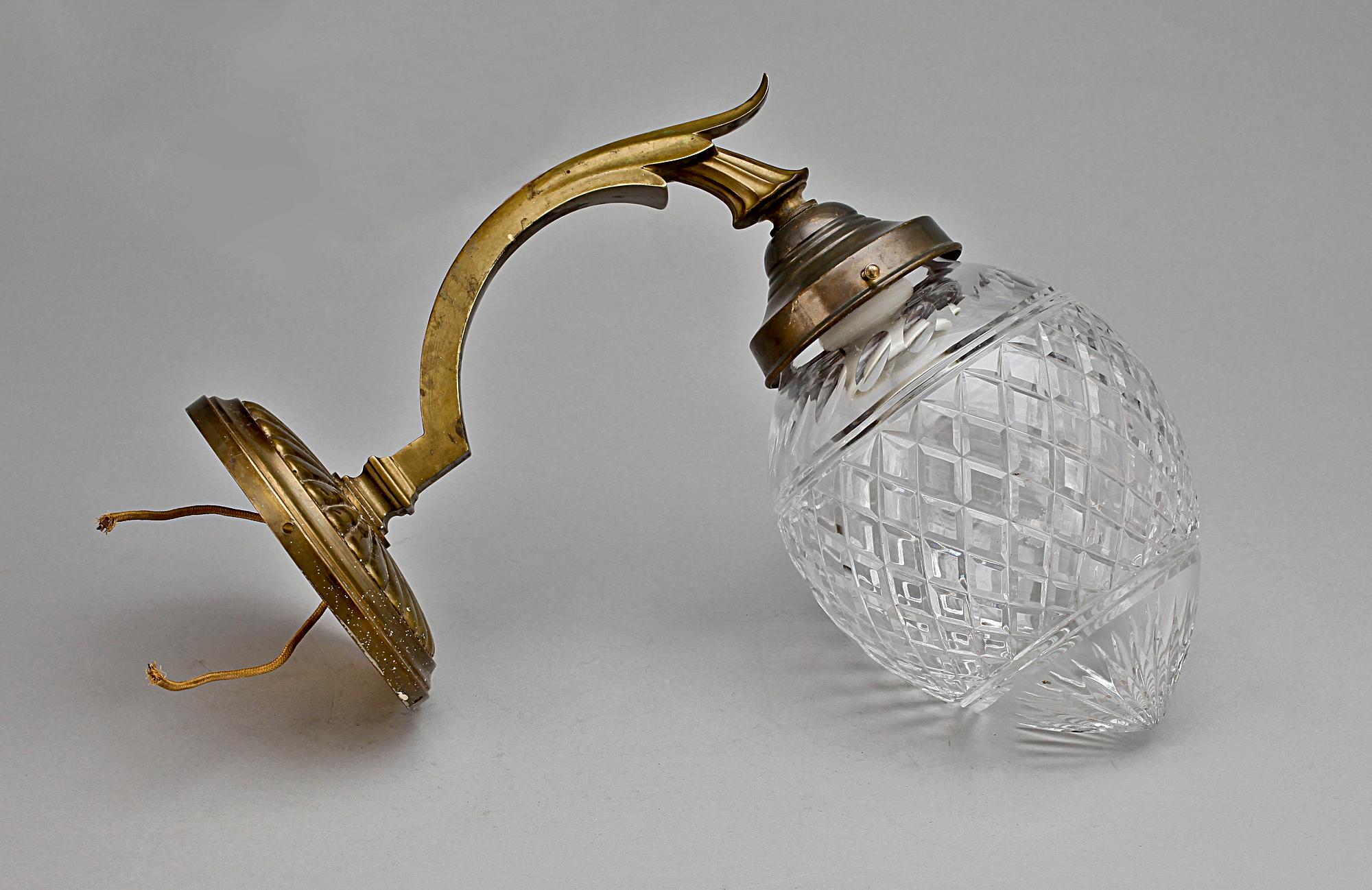 VÄGGLAMPA, mässing samt glas, 1900-talets första hälft.