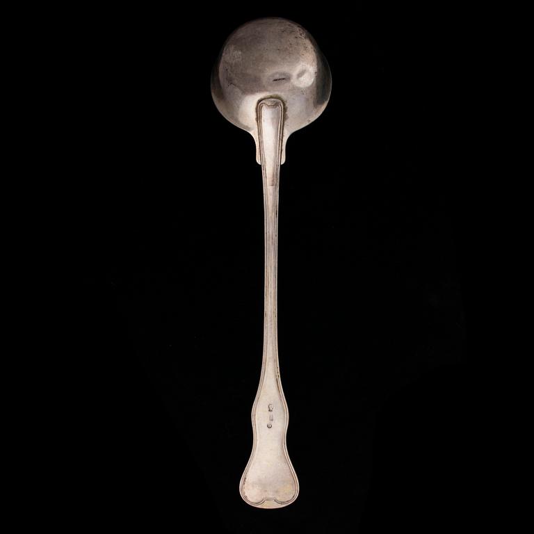 ATERIMIA, 26 osaa, hopeaa, veitsissä metalliterät, todenn. vuosisadanvaihde 1800/1900. Yht. paino 1919 g.