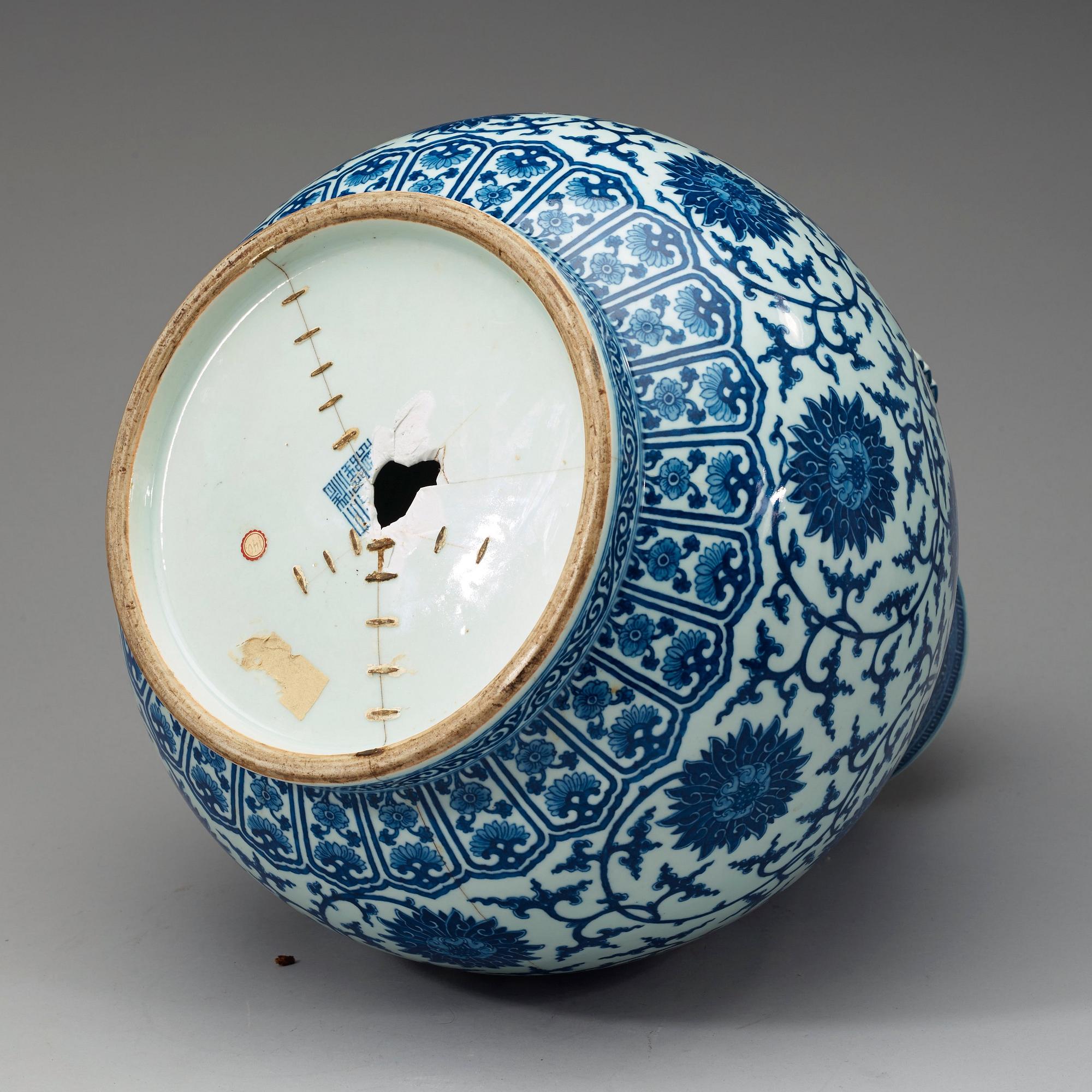VAS, porslin. Mingform (hu). Qing dynastin (1644-1912) med Qianlongs sigillmärke.
