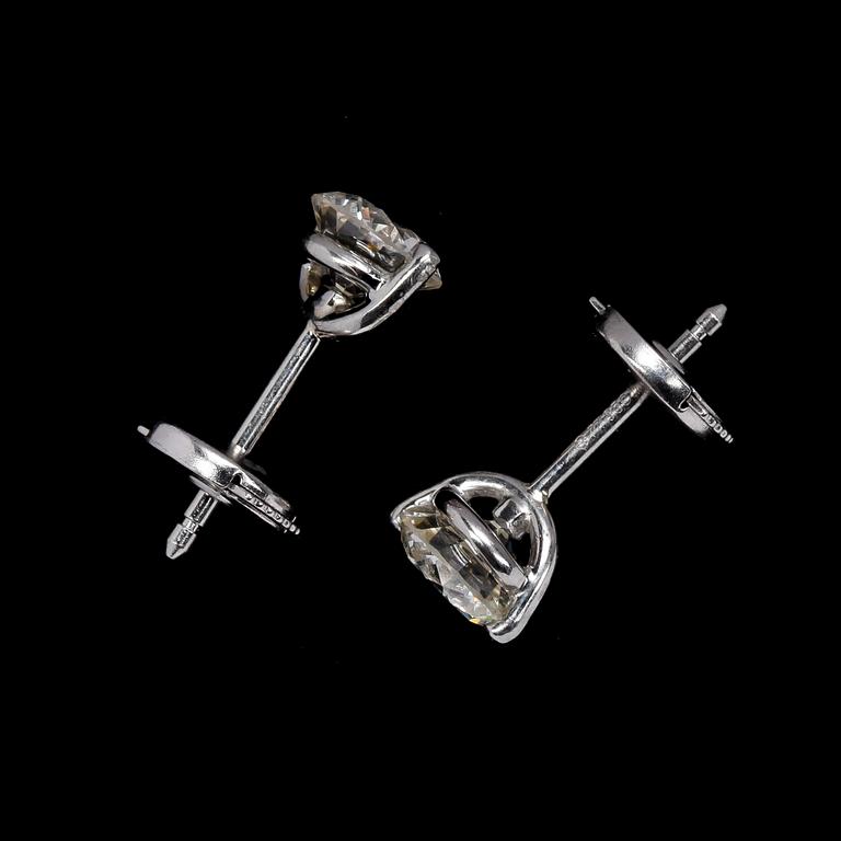 A pair of brilliant cut diamond ear studs, each app. 1 cts (tot. 2.12 cts).