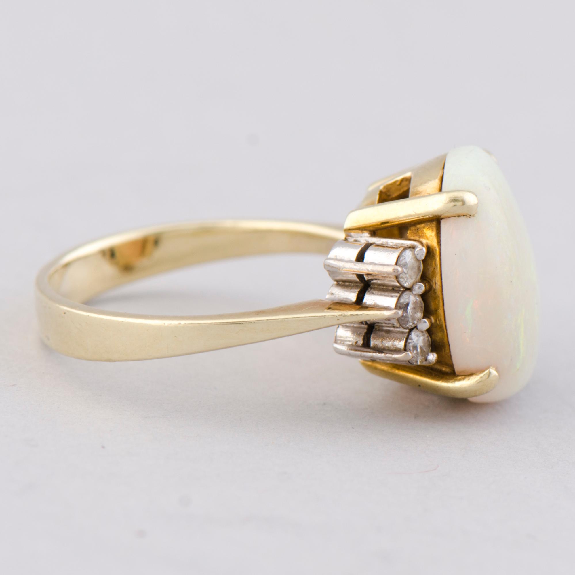 SORMUS, pyöröhiottu opaali, briljanttihiotut timantit, 14K kultaa.