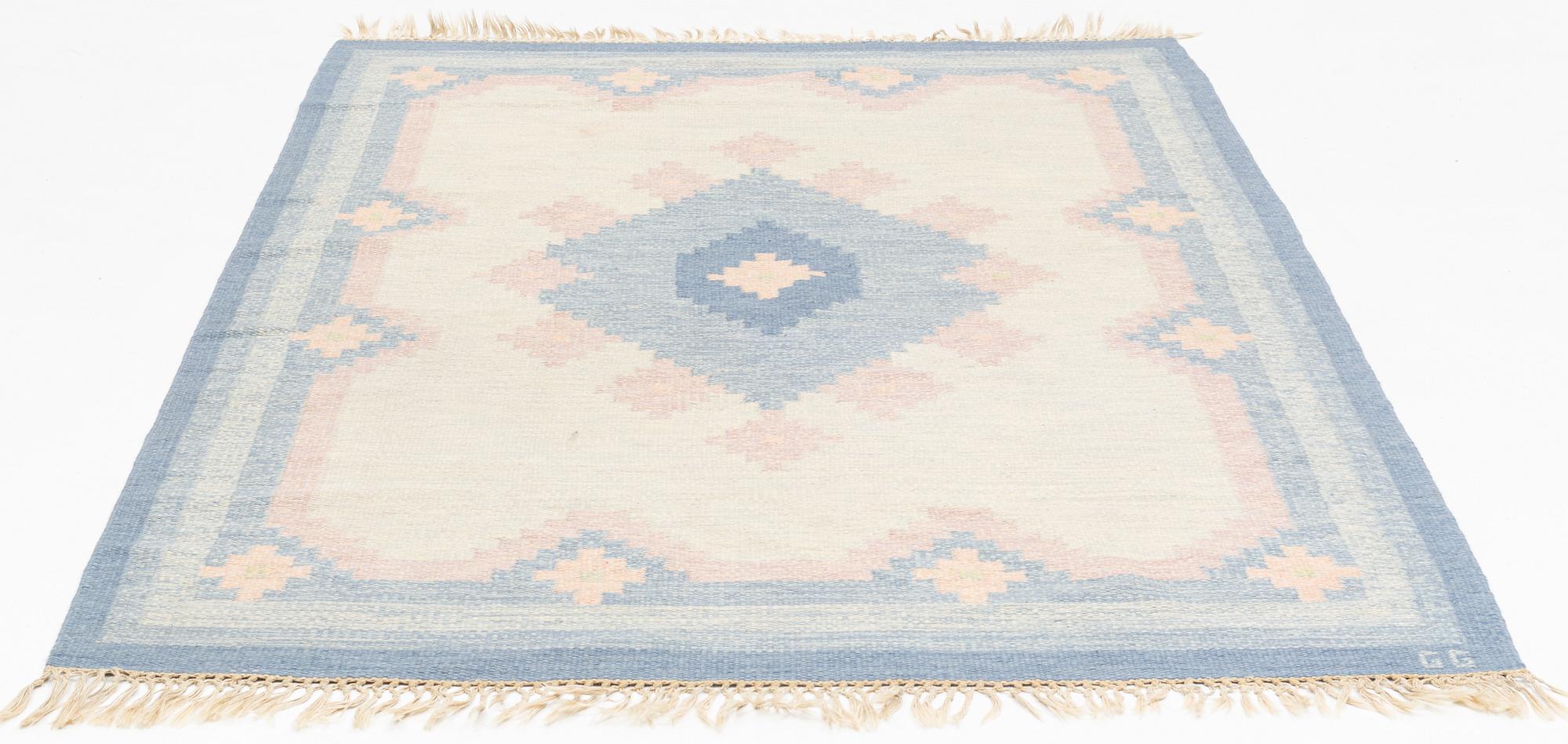 A flat weave carpet, signed GG, ca 236 x 161 cm.