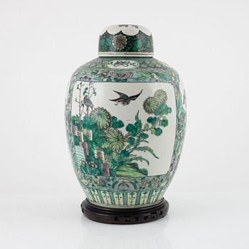 A large famille verte bisquit jar with cover, late Qing dynasty, circa 1900.