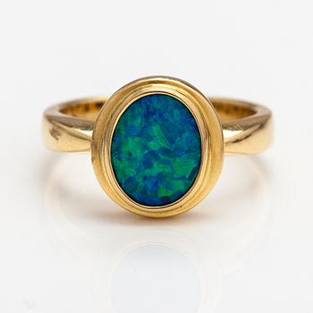 Ring, 18K guld och svart opal ca 1.35 ct.
