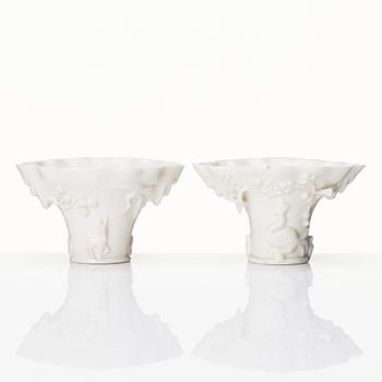 Vinofferbägare, två stycken, blanc de chine. Qingdynastin, Kangxi (1662-1722).