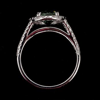 RING, vitguld 18K, briljantslipade små diamanter, tot. 0,53 ct, mittsten grön diamant 1,66 ct. Vikt 3,8 g.