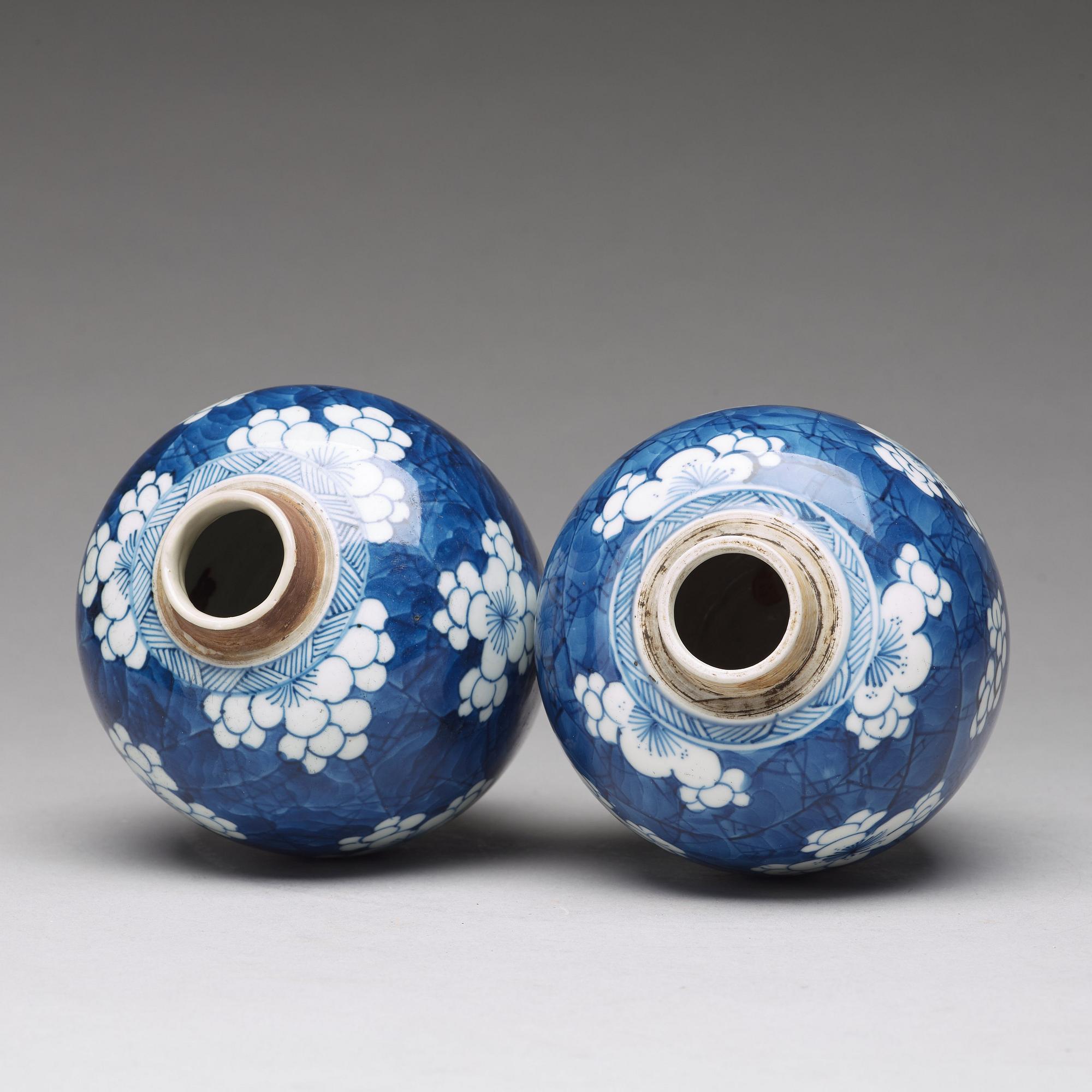 Two blue and white tea caddies, Qing dynasty, Qianlong (1736-95).