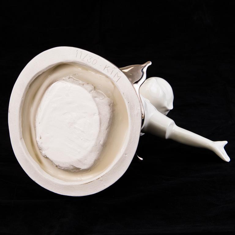 KIM SIMONSSON, veistos, posliinia, signeerattu KIM, numeroitu 11/30.