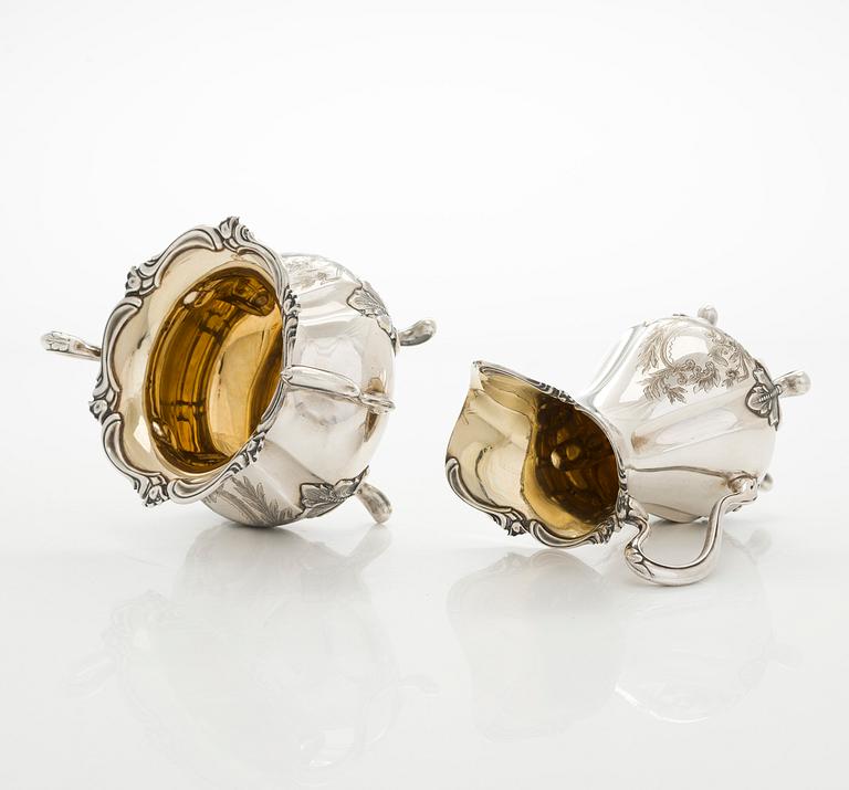 Kermakko ja sokerikko, hopea, 1939, Kultakeskus, ja sirotinlusikka, 1921 Helsinki.