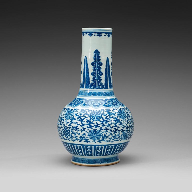VAS, porslin. Qingdynastin 1800-tal med Qianlongs sex karaktärers märke.