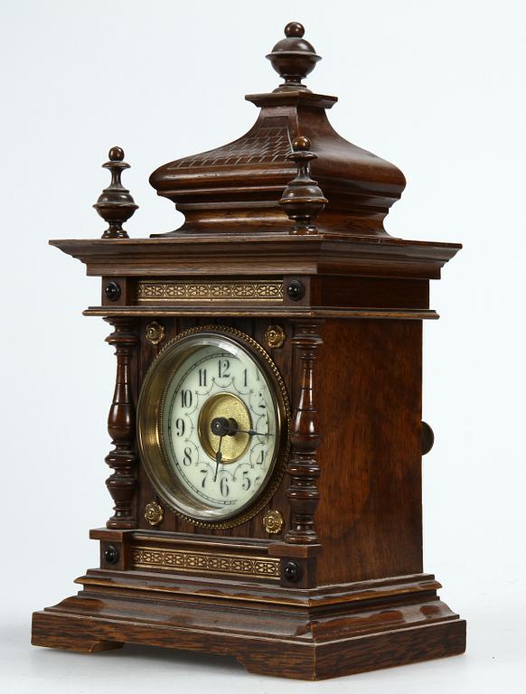 BORDSUR, nyrenässans. Urverk märkt Junghans. 1800/1900-tal.