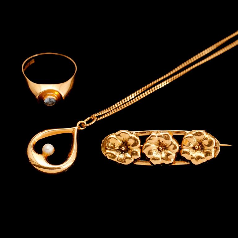 RING, HÄNGE MED KEDJA SAMT BROSCH, 18 k guld, svenska stämplar. Vikt ca 9 g.