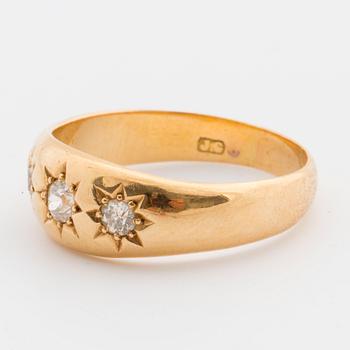 RING, 18K guld med tre gammalslipade diamanter tot ca 0,27 ct,