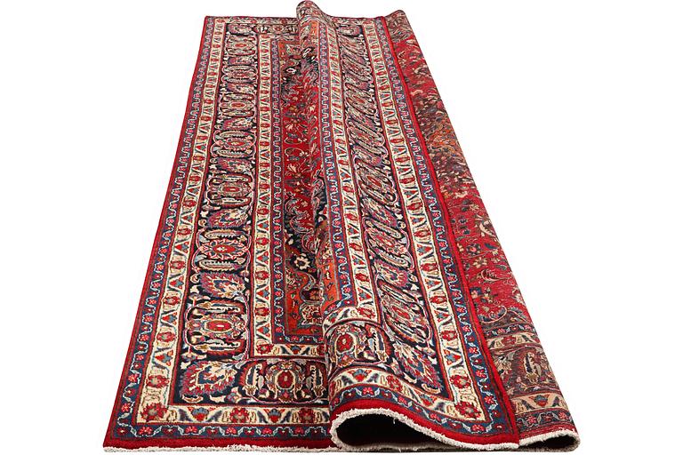A carpet, Kashan, ca 326 x 233 cm.