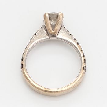 Ring, 18K vitguld med briljantslipade diamanter.