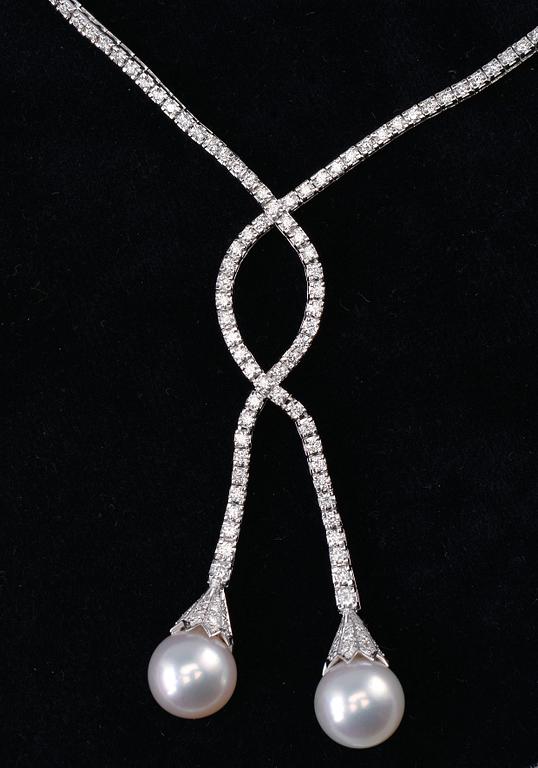 KORUSETTI, briljanttihiottuja timantteja n. 10.25 ct. Etelänmerenhelmet 13 - 14 mm. Paino 70 g.