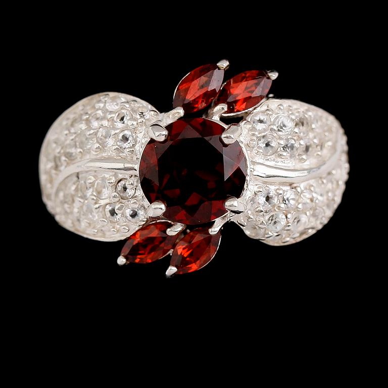 RING, sterlingsilver, röda granater tot ca 1.96 ct, vita topaser tot ca 1.00 ct.