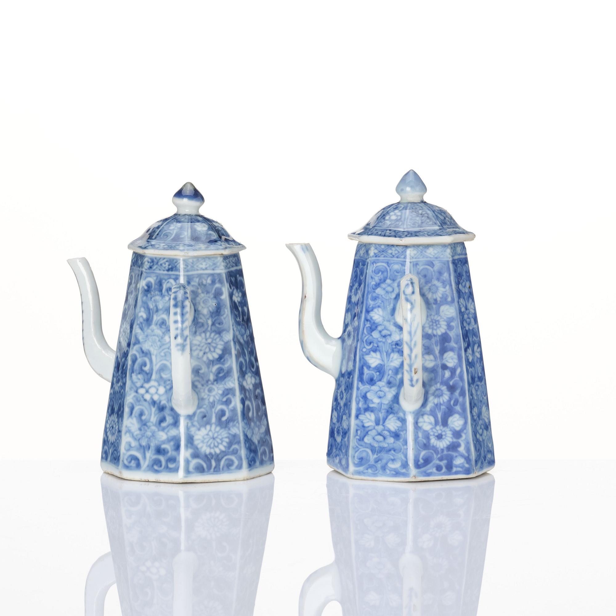 A pair of blue and white pots with covers, Qing dynasty, Kangxi (1662-1722).