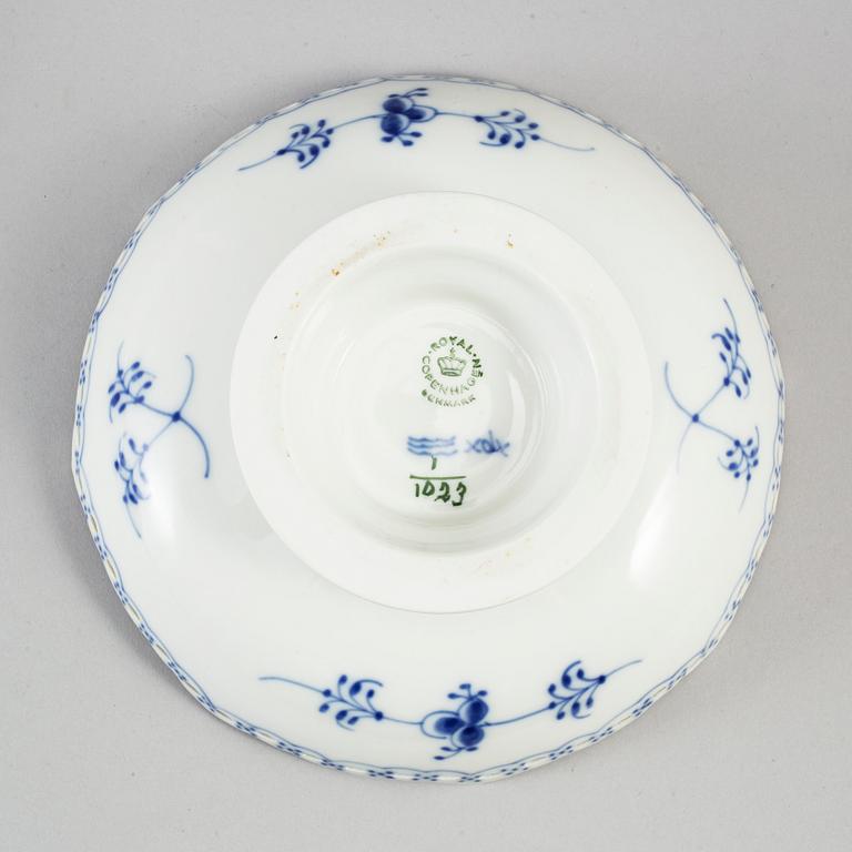 ROYAL COPENHAGEN, servisdelar, 7 stycken, porslin. "Musselmalet", Danmark.