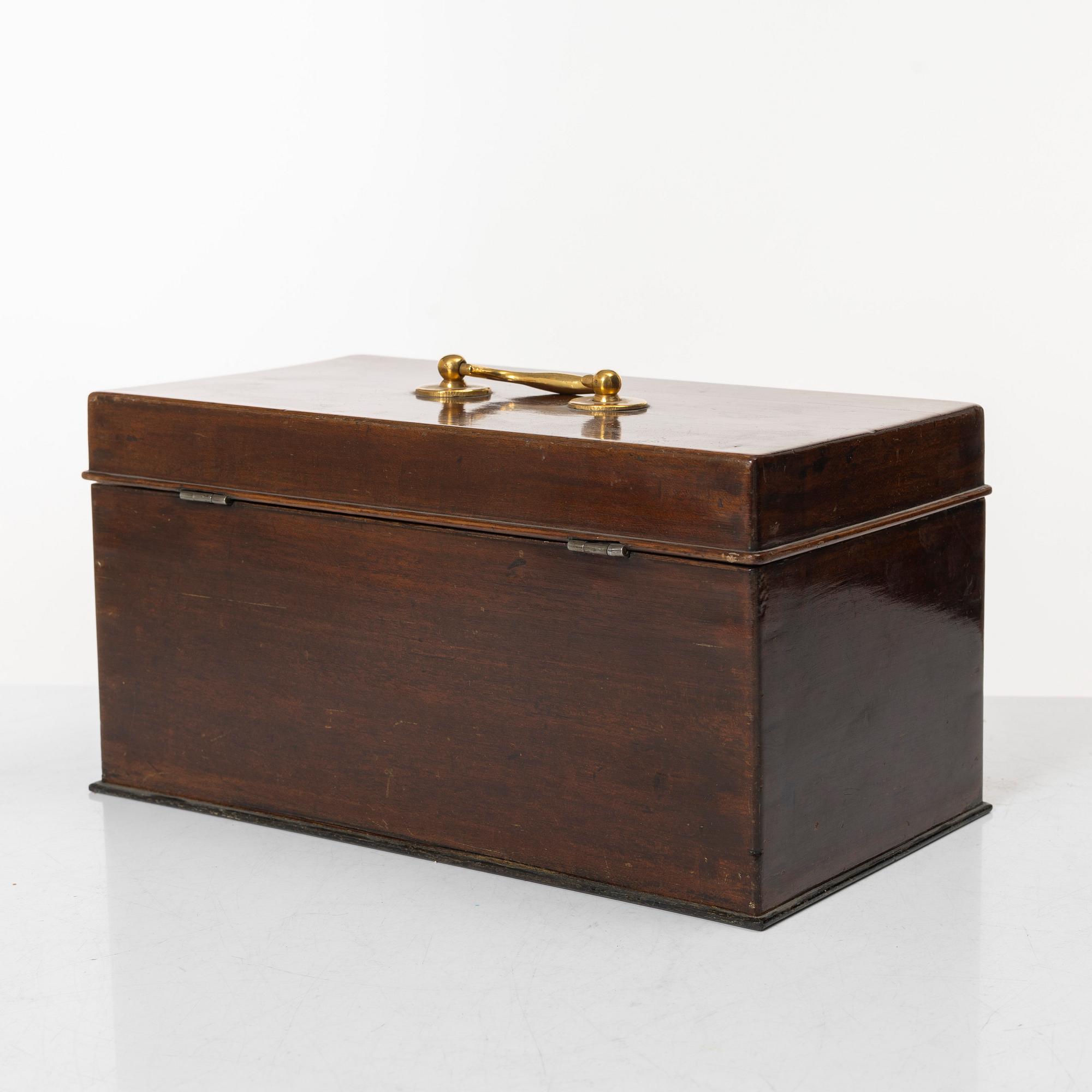 A mahogany box, 19th century.