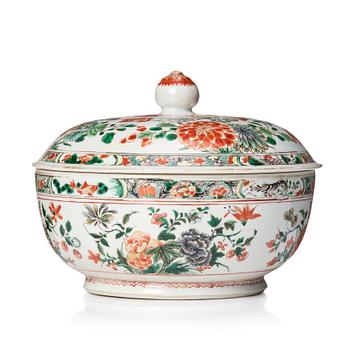 1037. A famille verte tureen with cover, Qing dynasty, Kangxi (1662-1722).