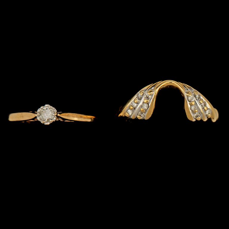 RINGAR, 2 st, 9k resp 14k guld med briljantslipade diamanter, 1900-tal. Tot vikt 5 g.