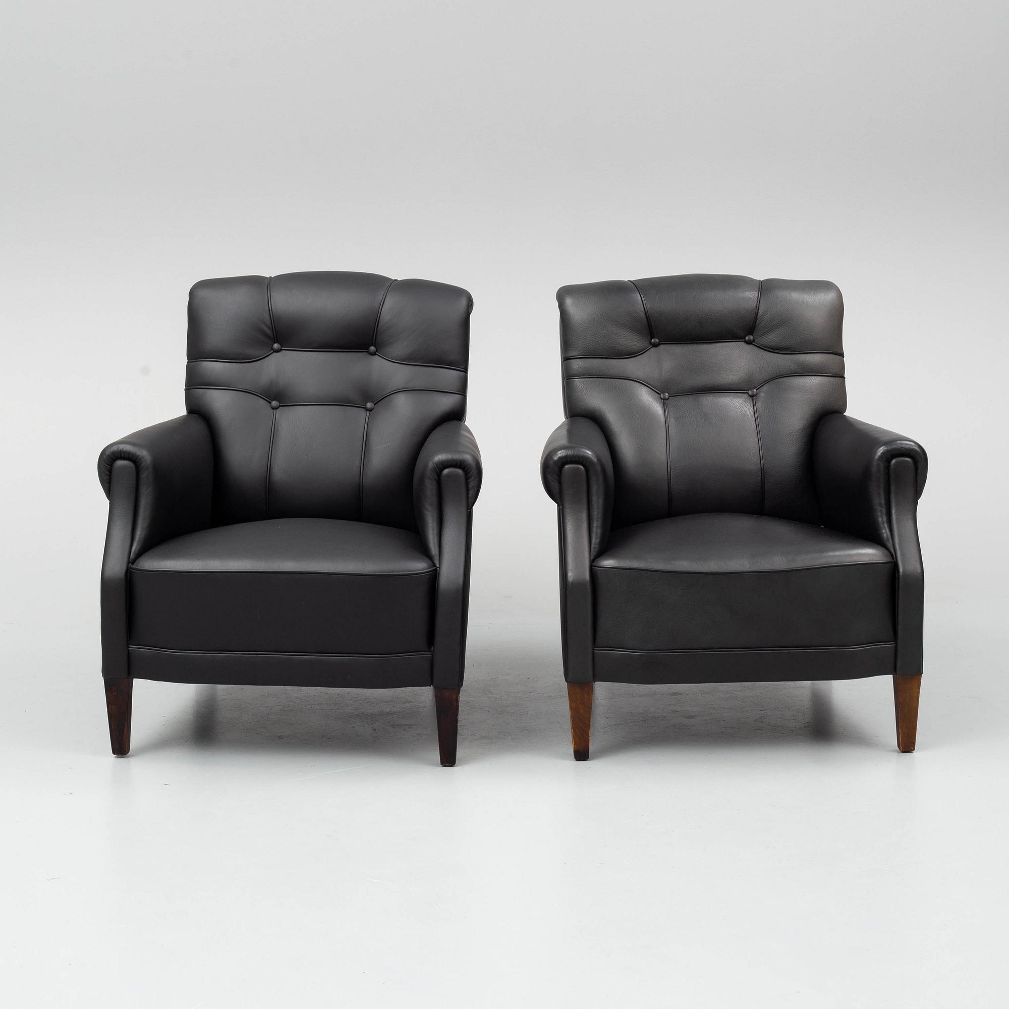 A pair of leather armchairs, early 20th century.